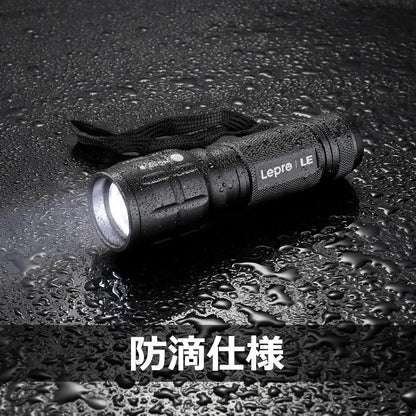 LED 懐中電灯 フラッシュライト ハンディライト 高輝度チップ搭載 ズーム調節 軽量 小型 電池式 単四電池付き 防災 停電対策 緊急用 キャンプ 登山 夜釣り ブラック(1200012)