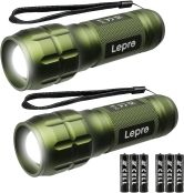 LED 懐中電灯 フラッシュライト ハンディライト 高輝度チップ搭載 ズーム調節 軽量 小型 電池式 単四電池付き 防災 停電対策 緊急用 キャンプ 登山 夜釣り グリーン 2個入り (1200012-G-2)